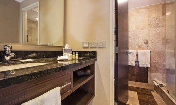 Baño habitación estándar Hotel Urban Aeropuerto Ciudad de México - 