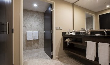 Baño Habitación Jr Suite Hotel Urban Aeropuerto Ciudad de México - 