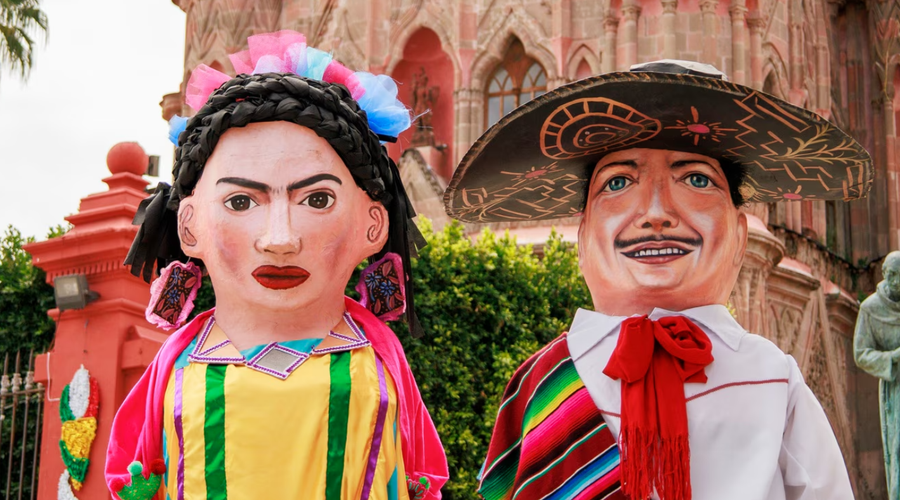 ¿Qué es el Desfile de Locos de San Miguel de Allende y cómo disfrutarlo? Krystal Hotels & Resorts ¿Qué es el Desfile de Locos de San Miguel de Allende y cómo disfrutarlo? Krystal Hotels & Resorts